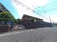 周囲の住宅街と施設の外観