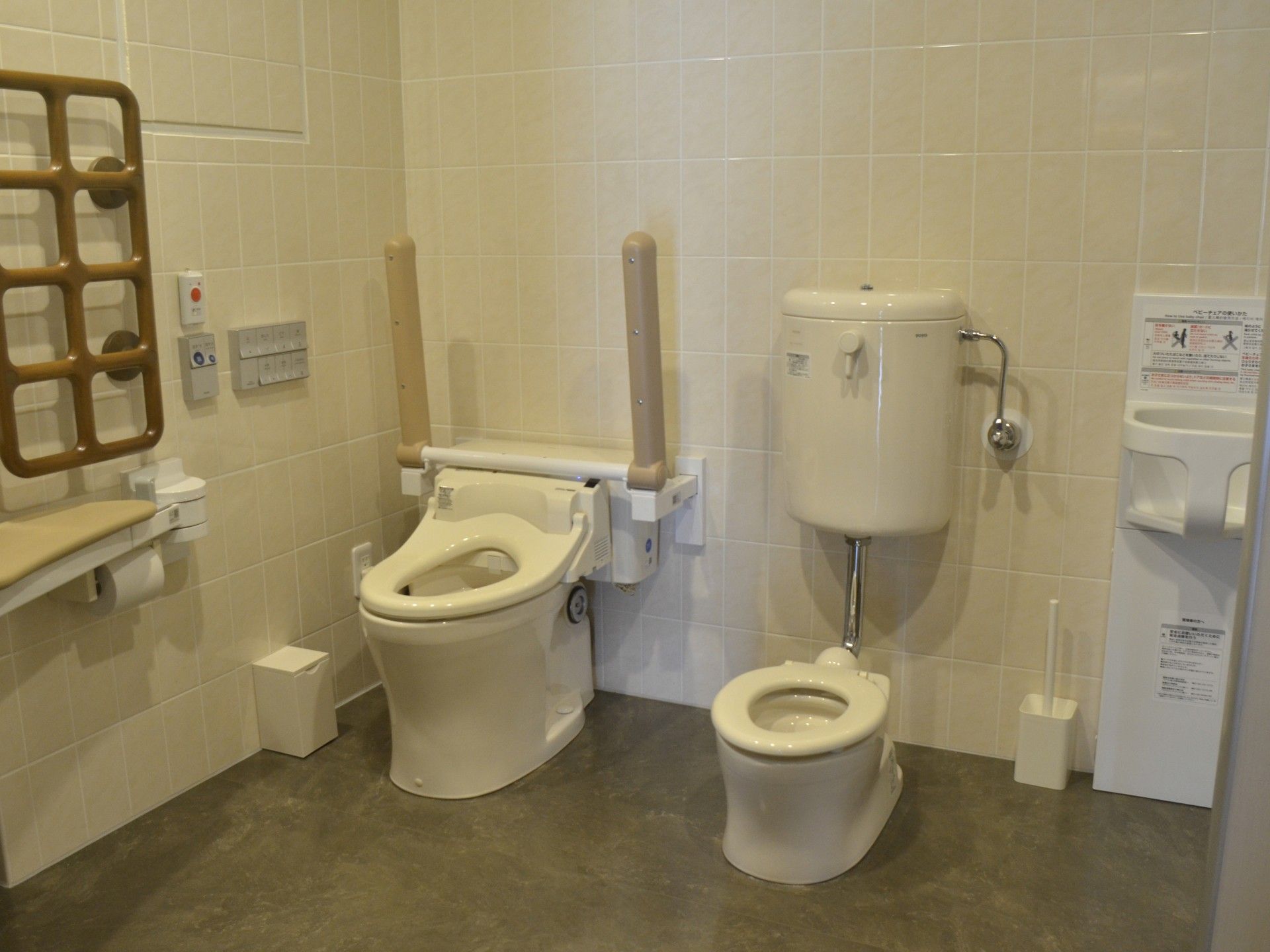 手すり付きのトイレ