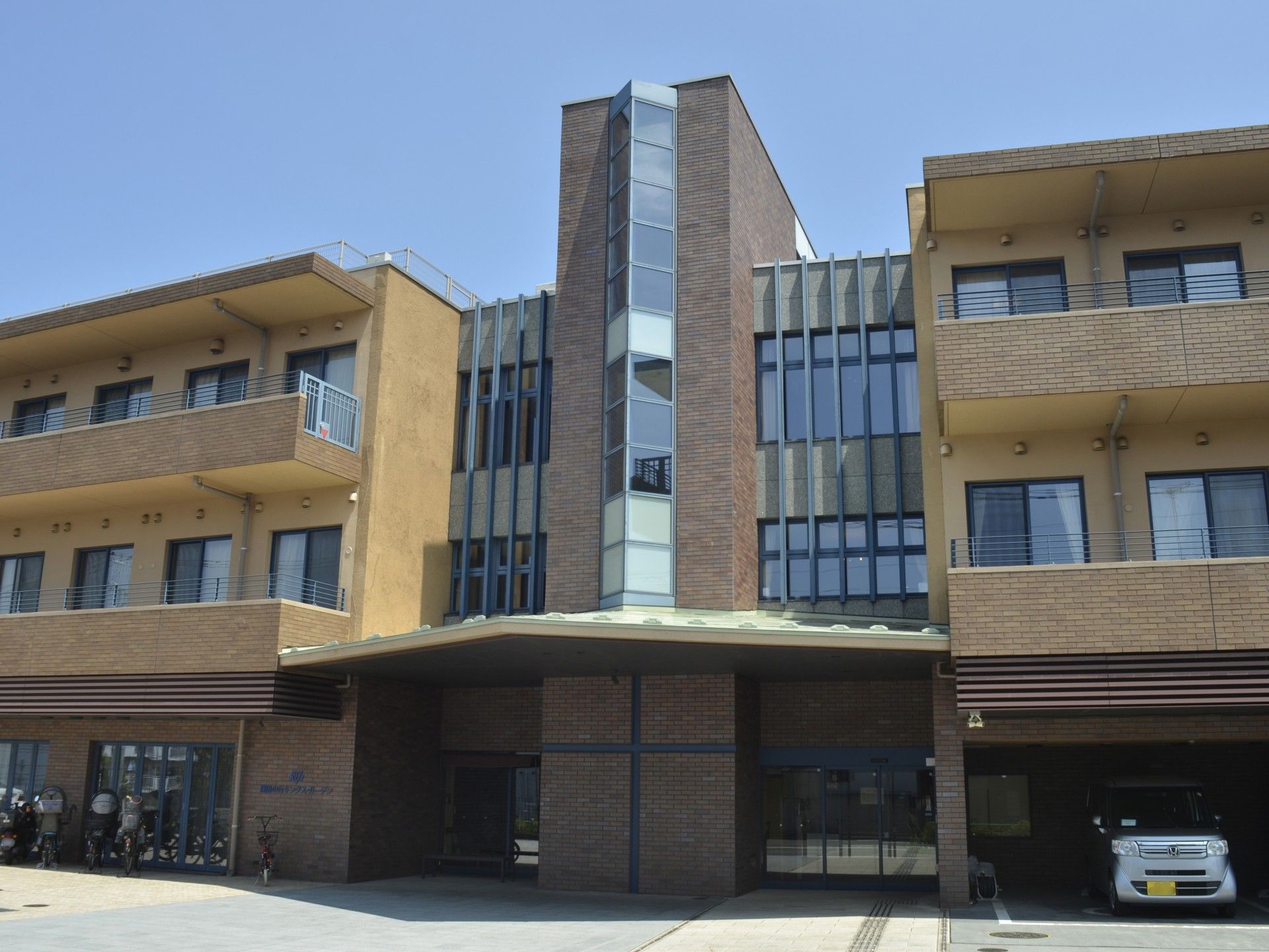 落ち着いた外観の建物