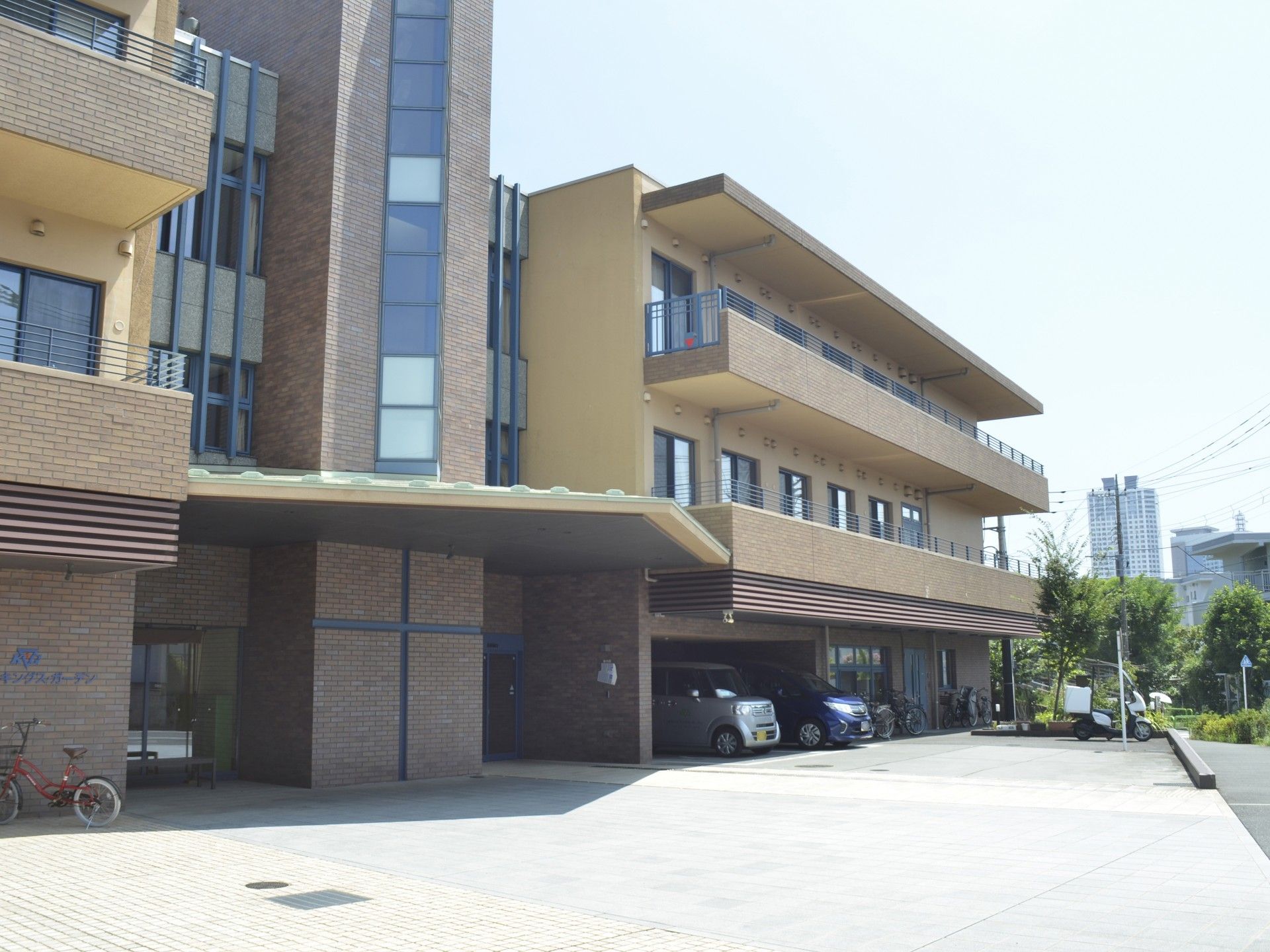 広い駐車場の建物外観