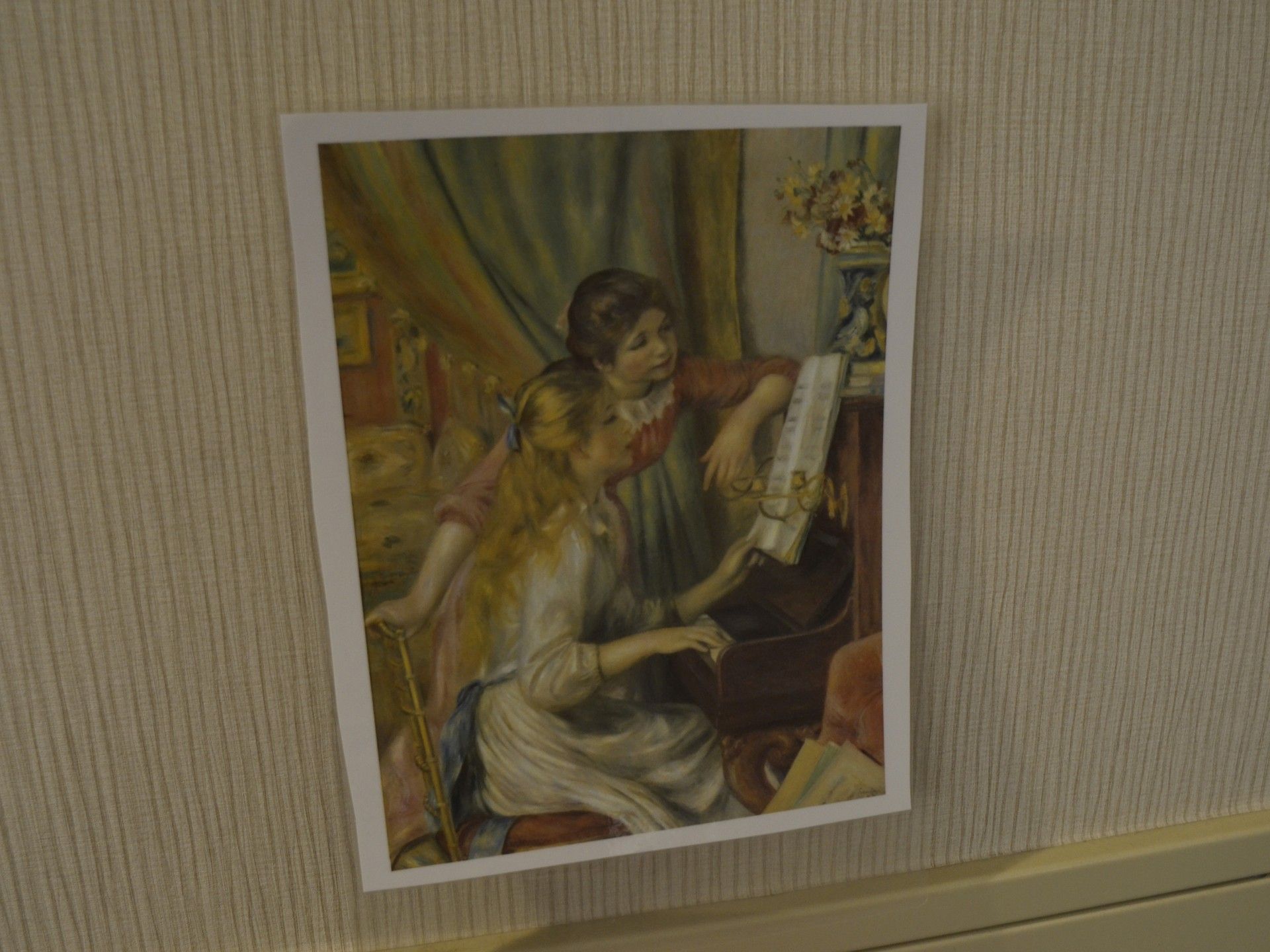 壁に飾られた絵画