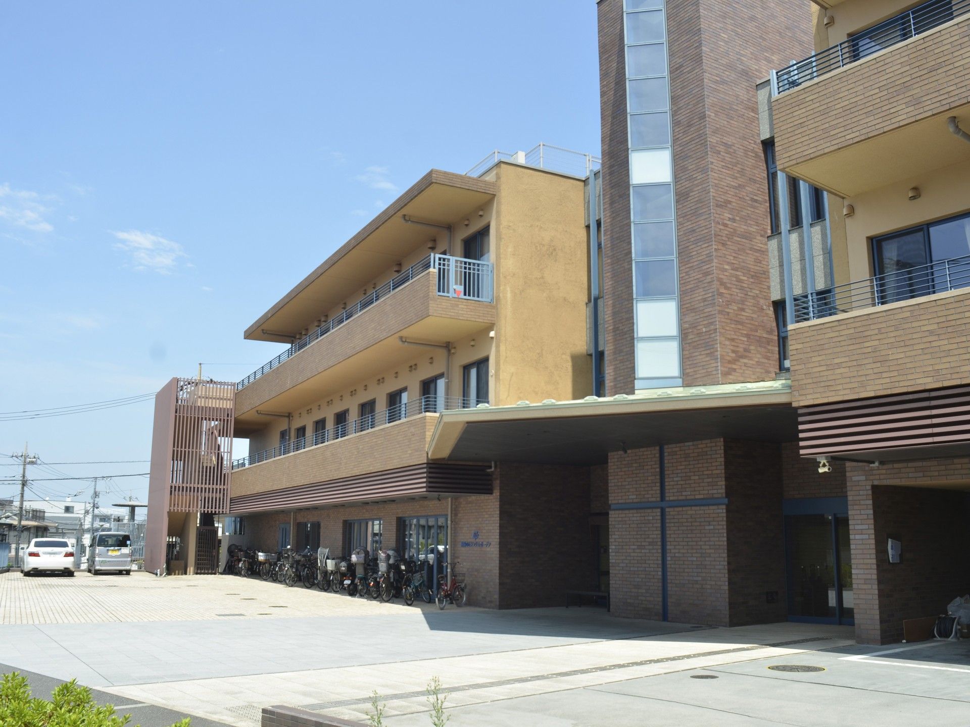 広い駐車場のある建物