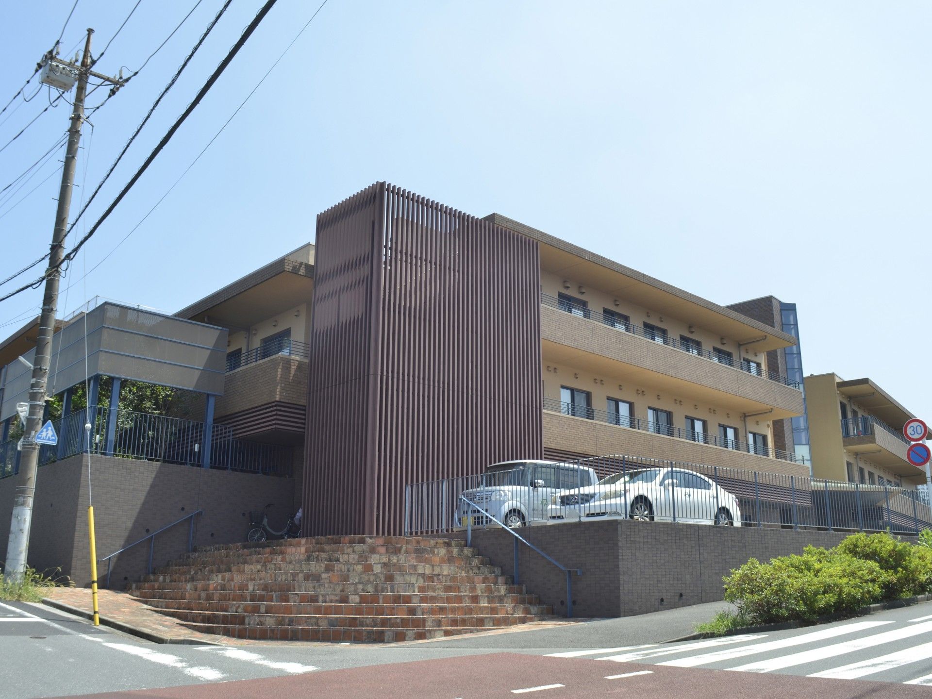 階段のある建物外観