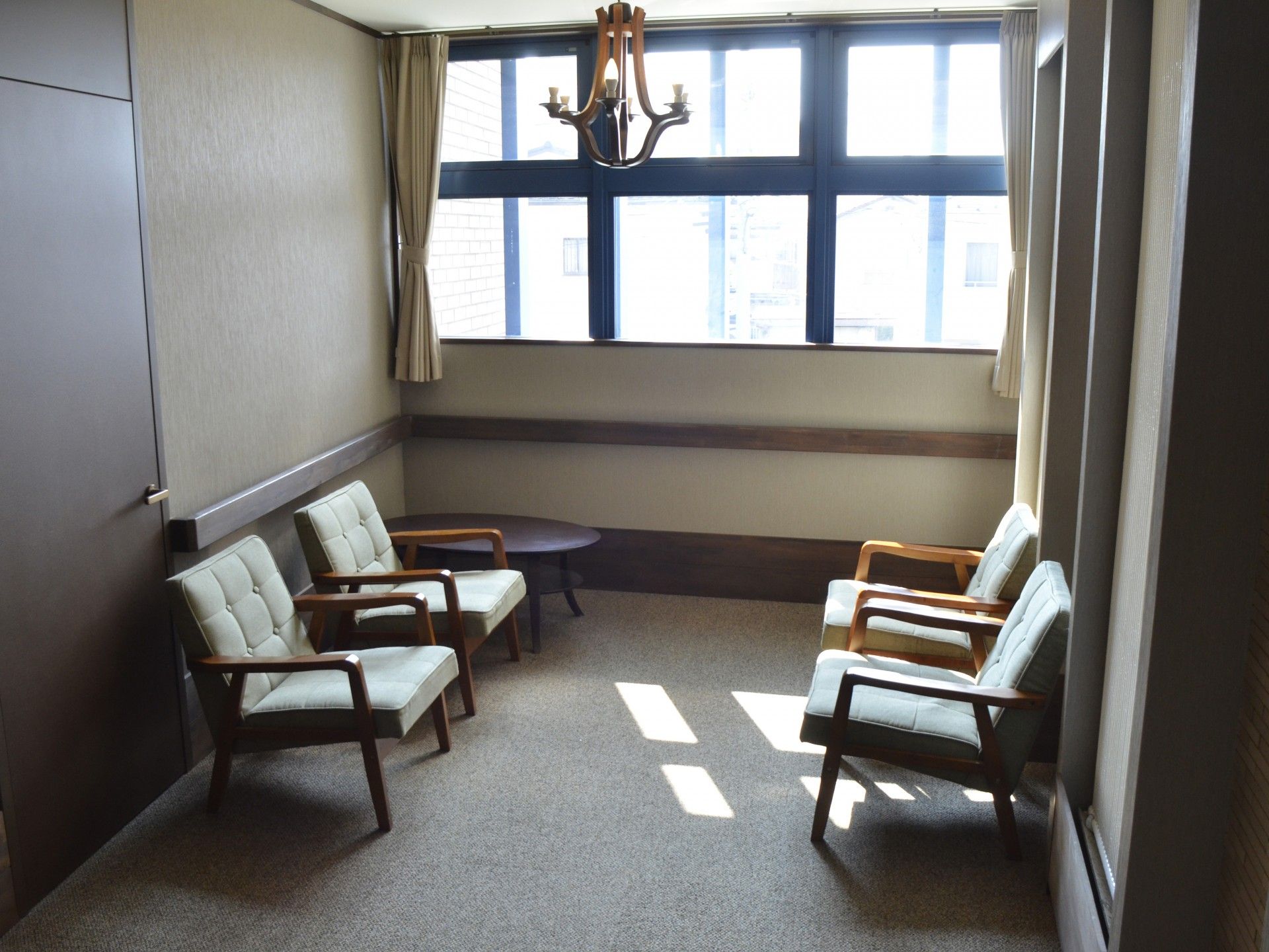 日差しが差し込む談話室