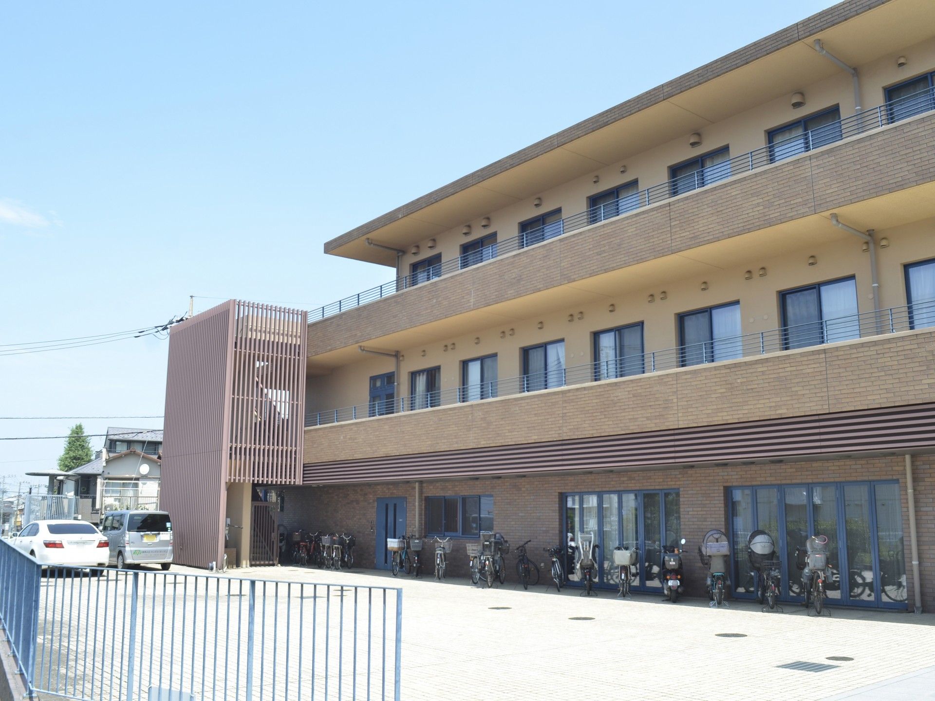 自転車が並ぶ建物の外観