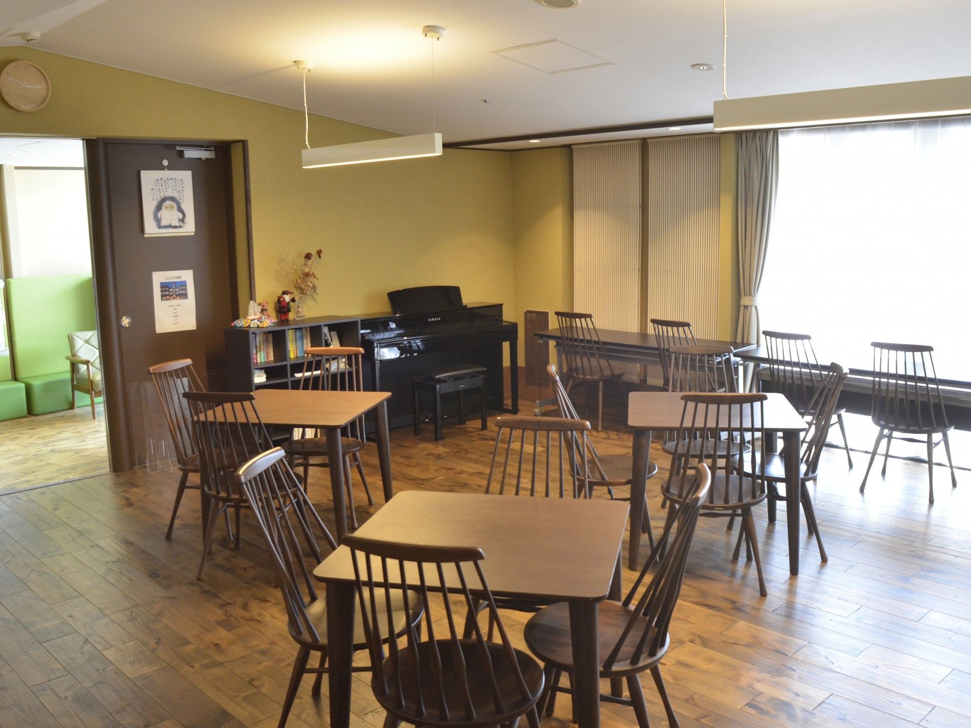 ピアノのある明るい部屋