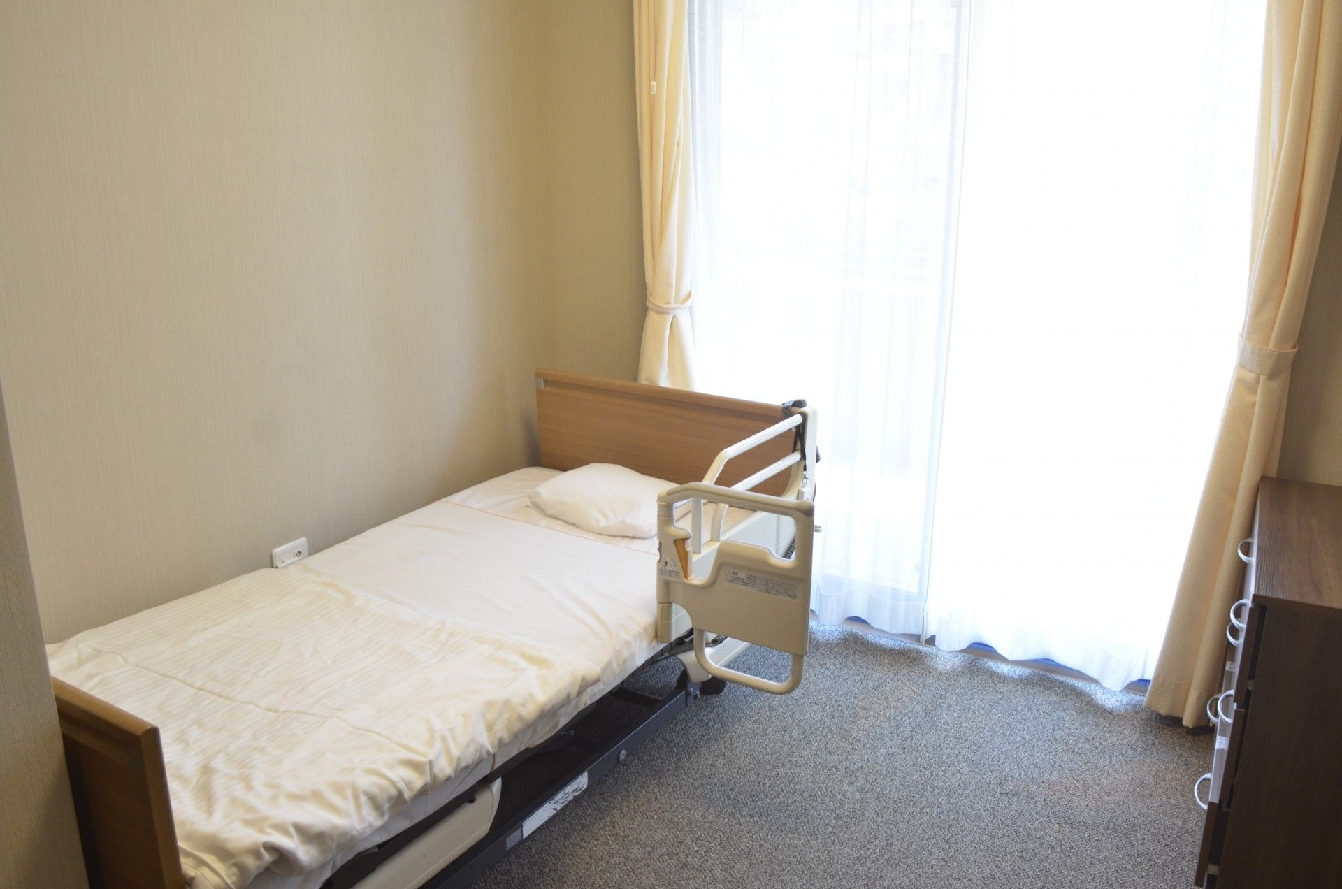 明るい個室のベッド