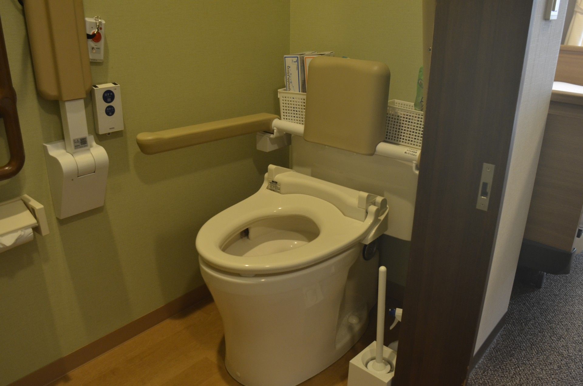 手すり付きのトイレ
