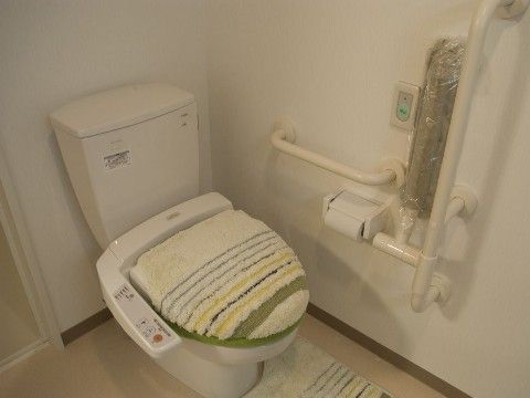 「いきいき倶楽部館 あびこ」の居室・トイレ。必要な高さに応じで、手すりを選択できる。