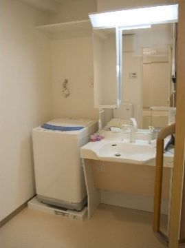 「いきいき倶楽部館 あびこ」の洗面台。後から付けられる洗濯スペースも確保している。