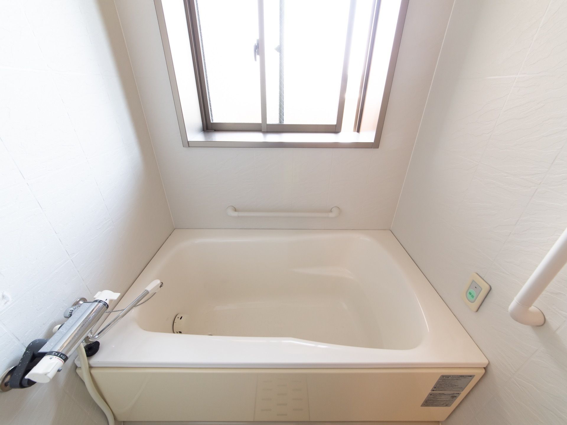 浴室には窓があるので換気もよく、光が入り明るい。浴槽の周りの壁には手すりが設置されている。呼び出しボタンもある。