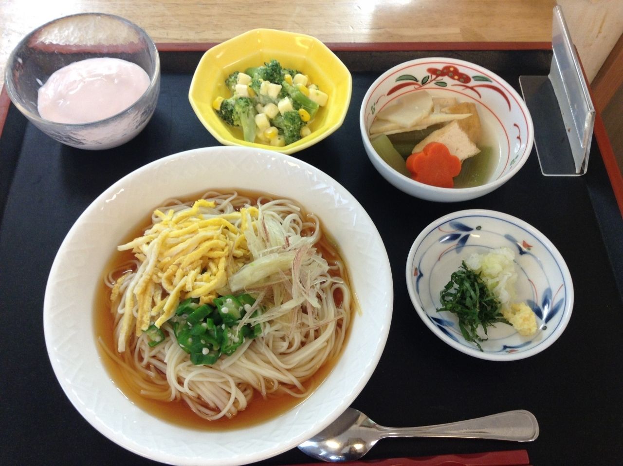 冷やし中華や厚揚げと野菜の煮物、ブロッコリーとコーンの和え物とデザートのセット