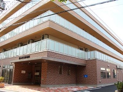 明るい外観の建物入口