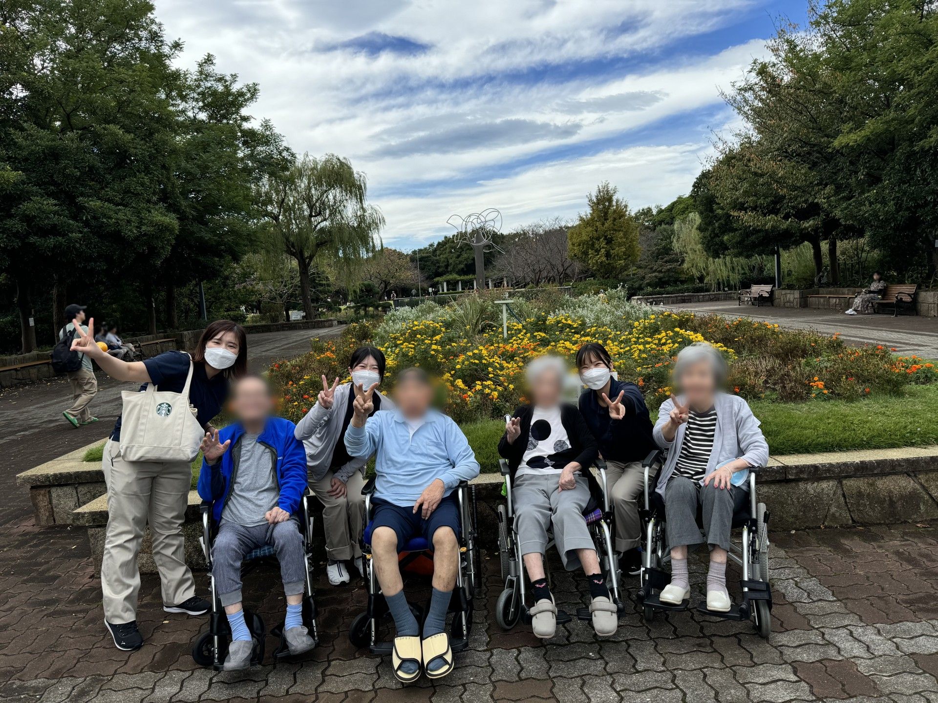 花壇前での楽しいひととき