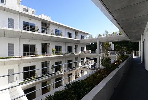 明るい廊下の施設外観