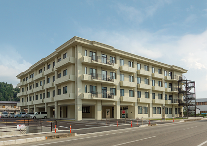 明るく広々とした建物外観