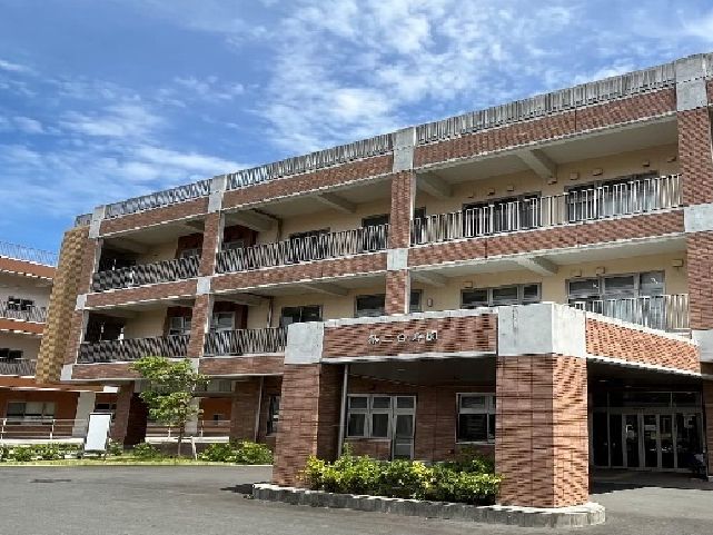 広々とした施設の外観