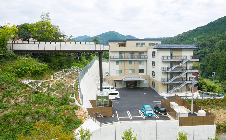 自然に囲まれた施設外観