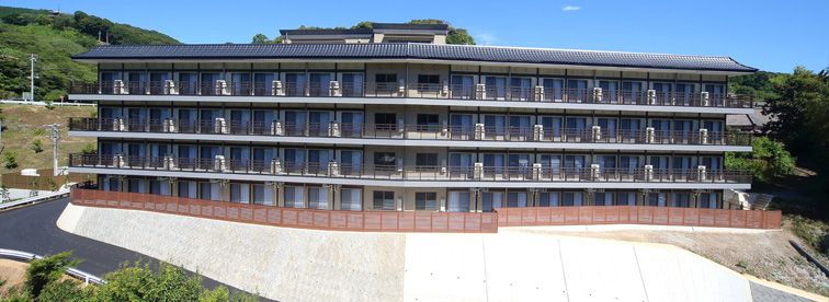 広々とした施設の外観