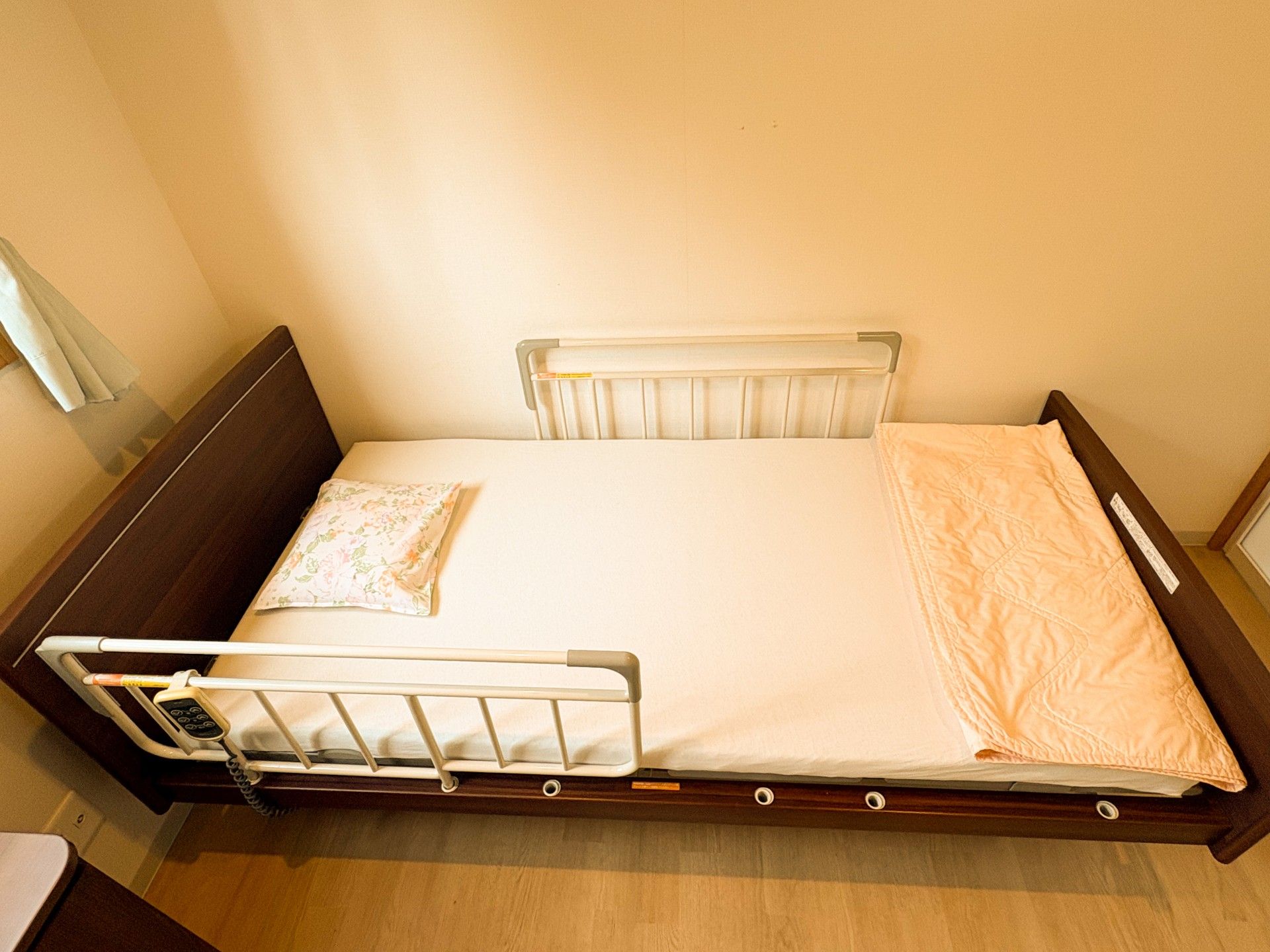 シンプルなベッドの部屋