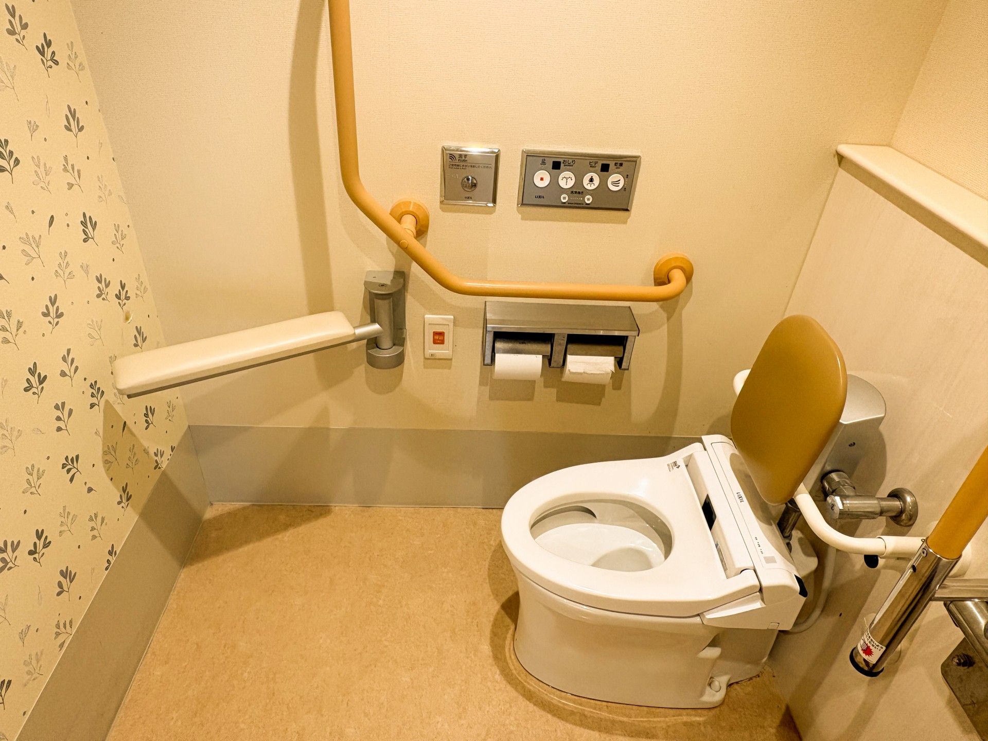 手すり付きのトイレ