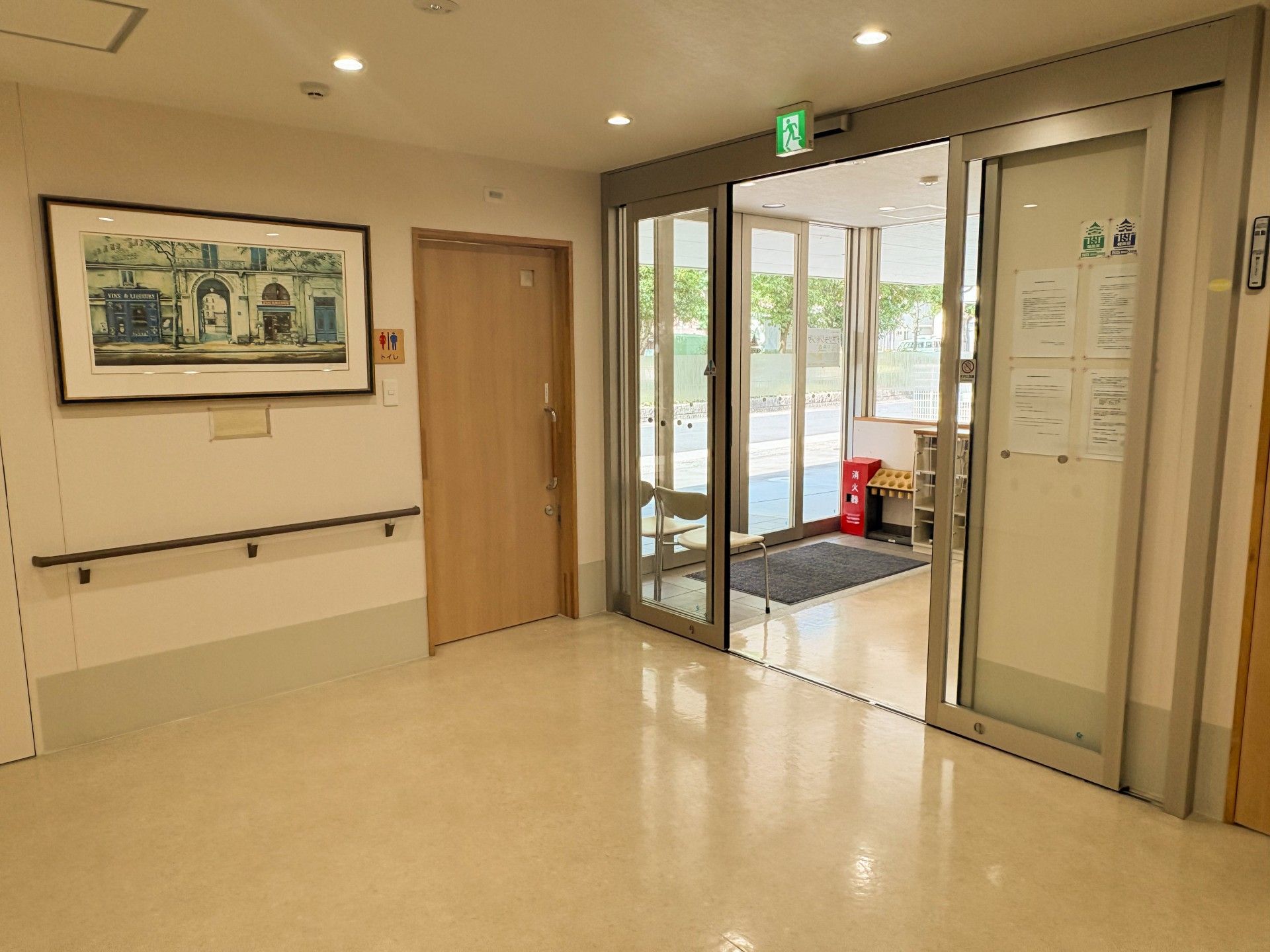 広い出入口の廊下