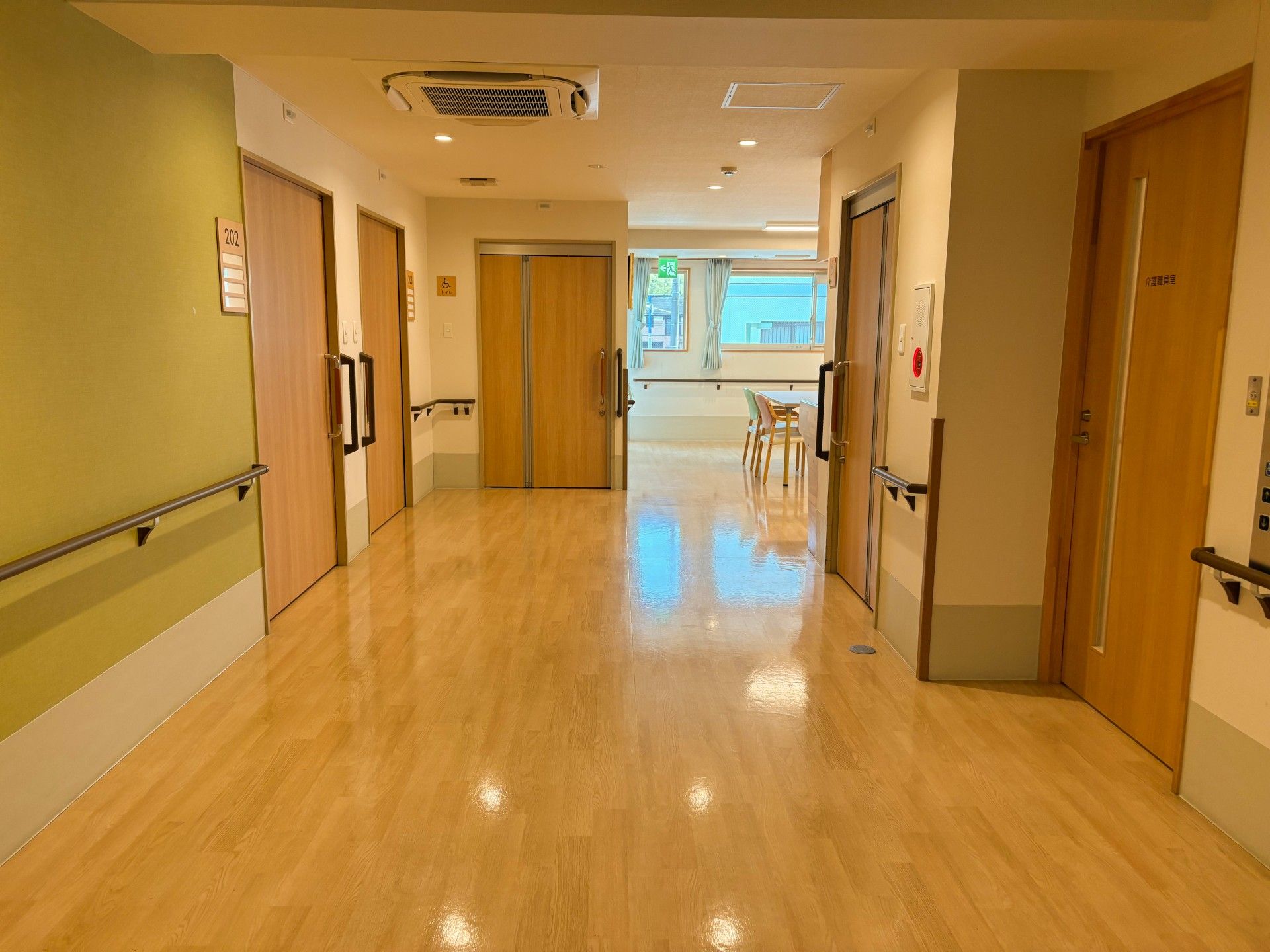 明るい廊下と扉