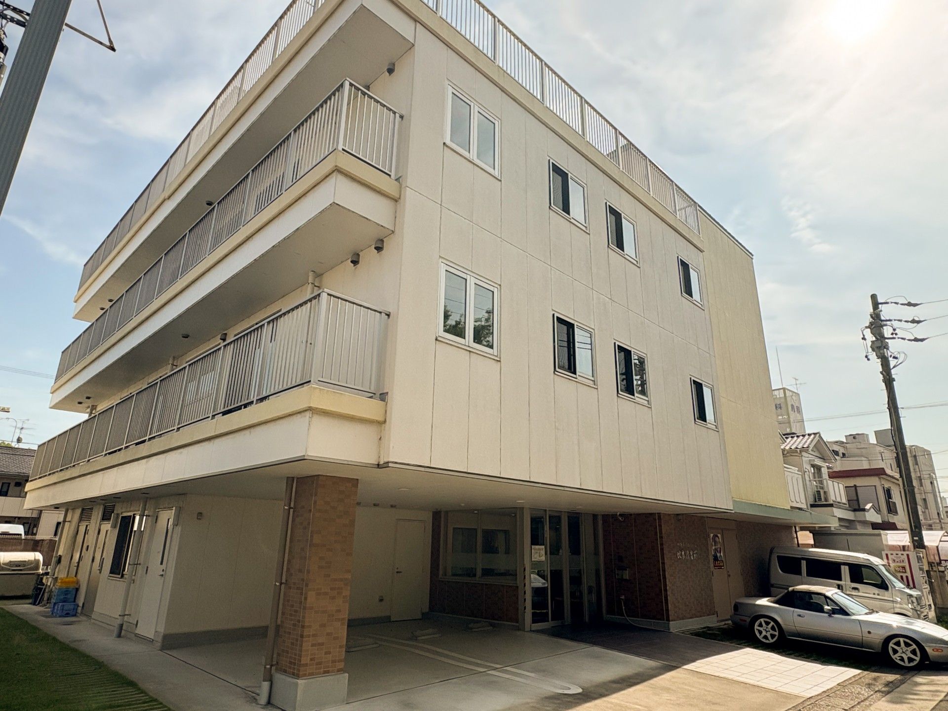 三階建ての建物外観