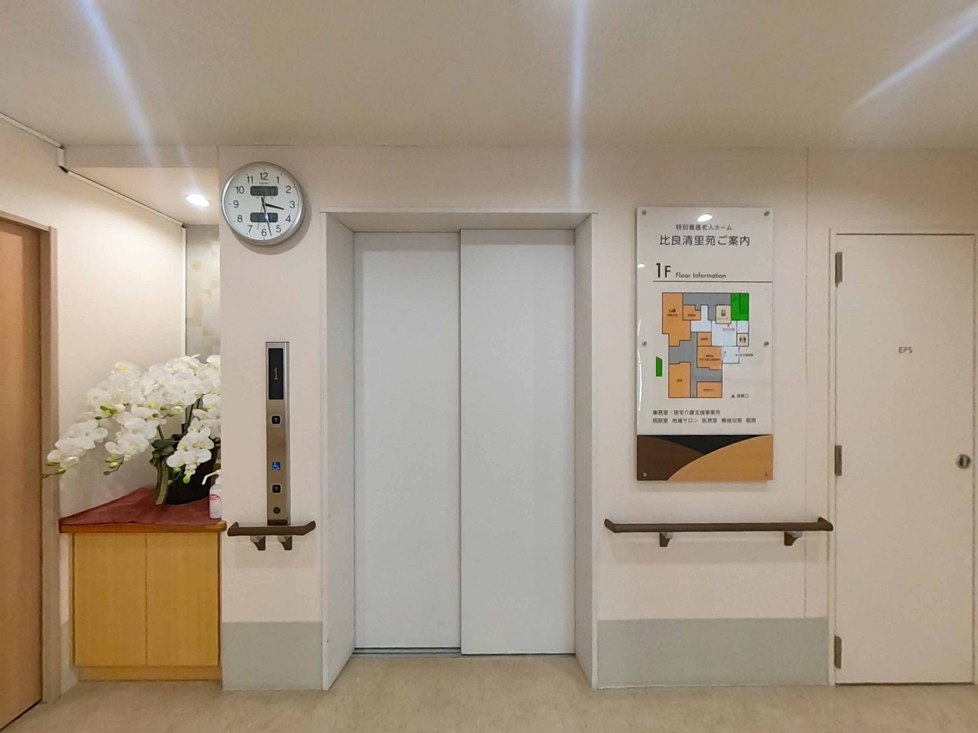 エレベーター前の案内板