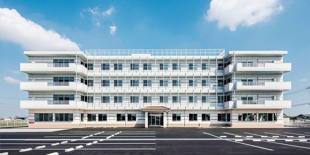 広々とした建物の正面