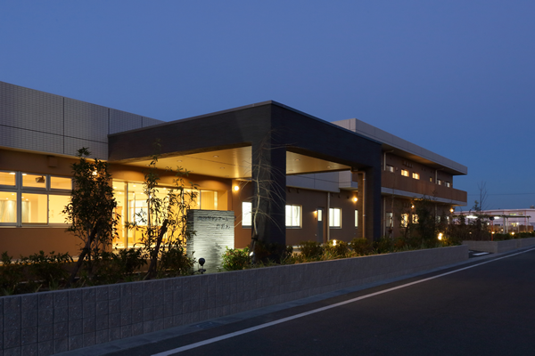 夕暮れ時の明るい建物入口