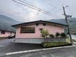 山間の建物外観