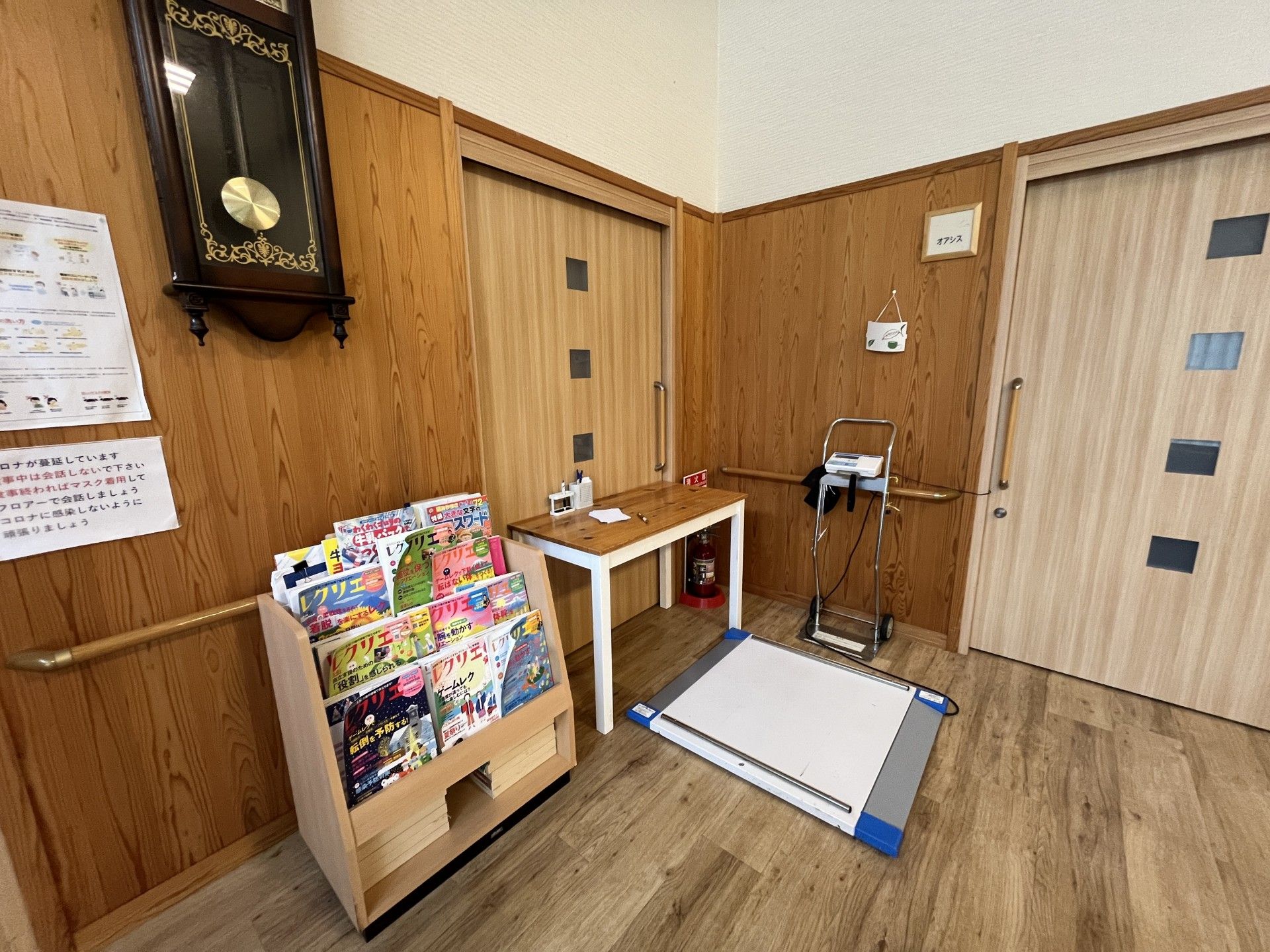 雑誌棚と体重計のある一角
