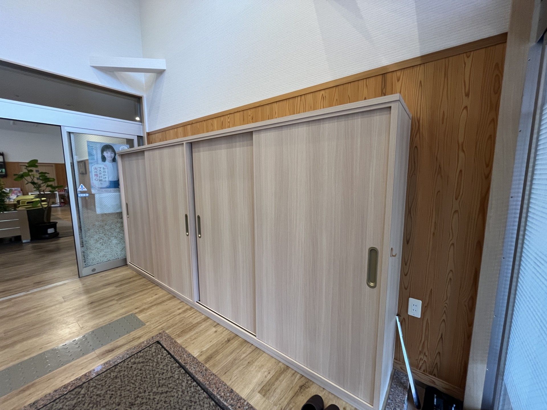 木製の収納棚と出入口