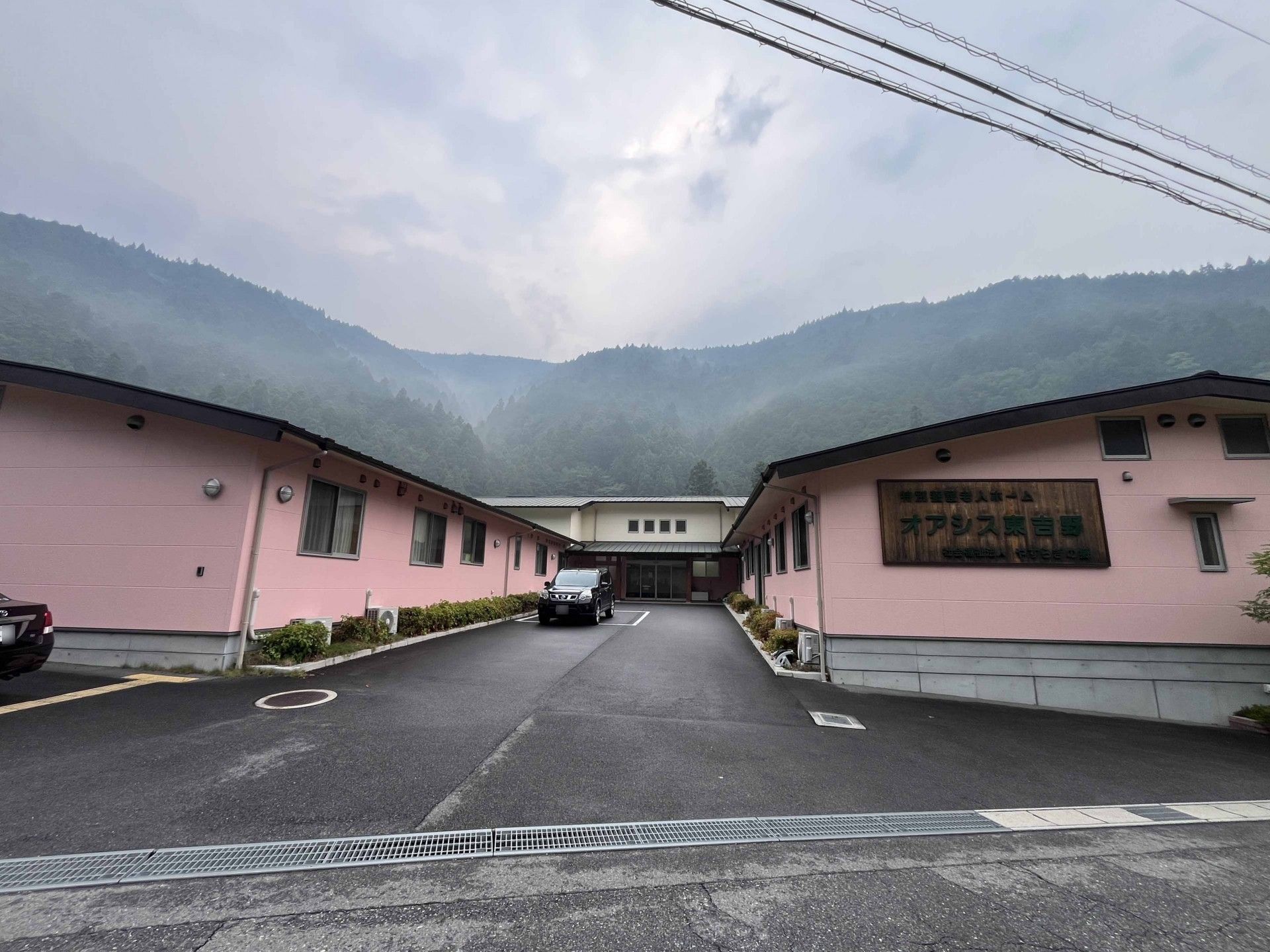 山に囲まれた建物の外観