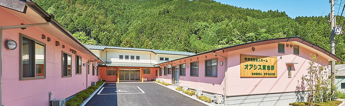 緑に囲まれた建物外観