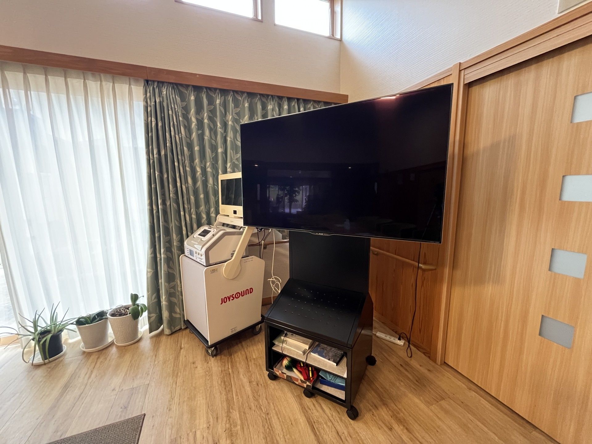 カラオケ機器とテレビのある部屋