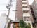 道路に面した敷地に10階建てで建てられている施設は外壁がレンガ調になっており、おしゃれなマンションのような雰囲気になっている。