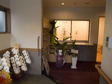 入り口正面に受付がある。来訪者様がお越しの際は、こちらにお声掛けいただければ、お部屋まで案内させていただく。