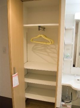 居室にはクローゼットが設置されている。コートやスーツをハンガーにかけて、小物や貴重品を扉の中にすっきり収納できる。