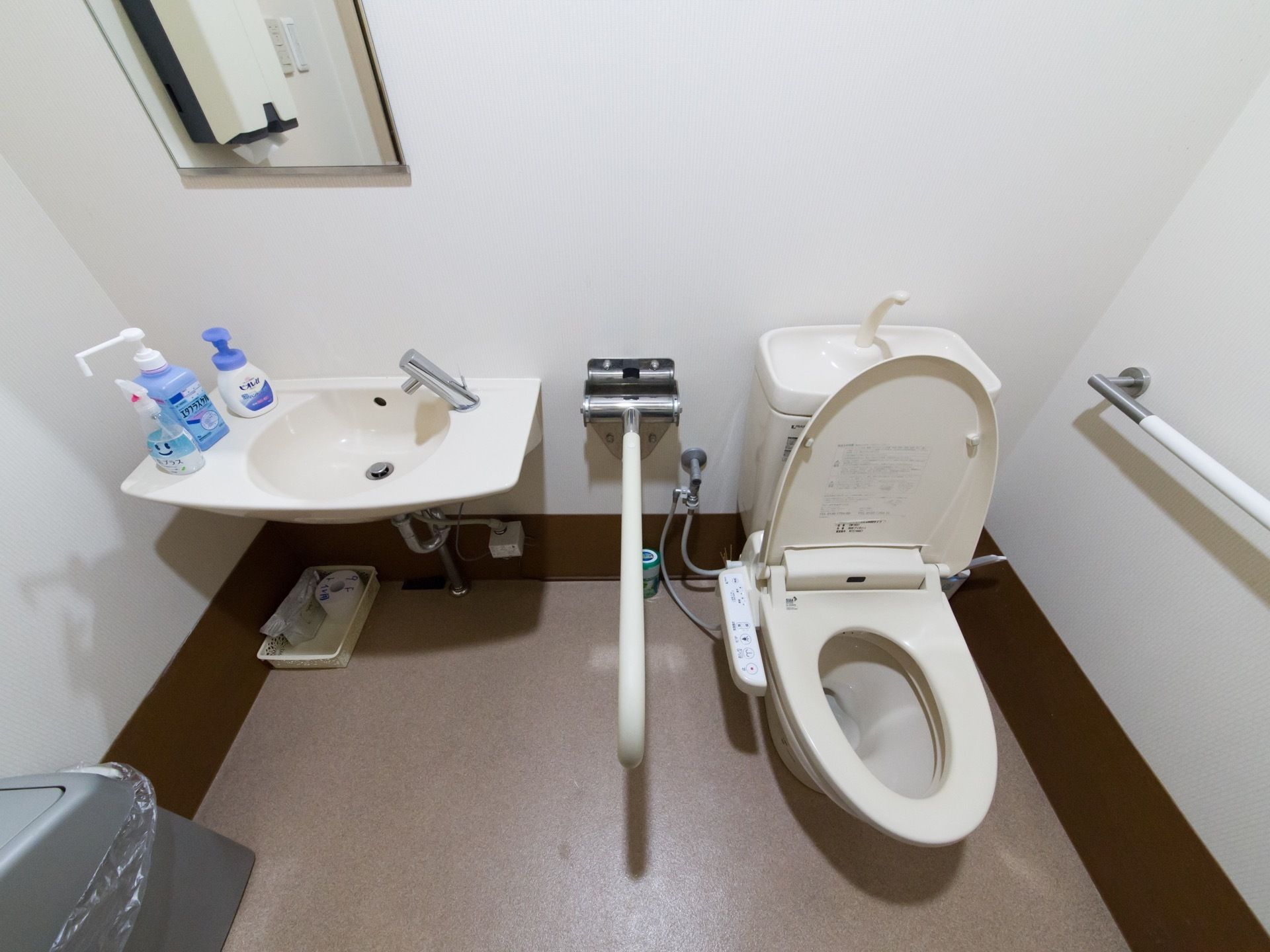 広々としたスペースに大きめの洗面台が置かれているトイレには手すりが設置され、リラックスして利用できる。