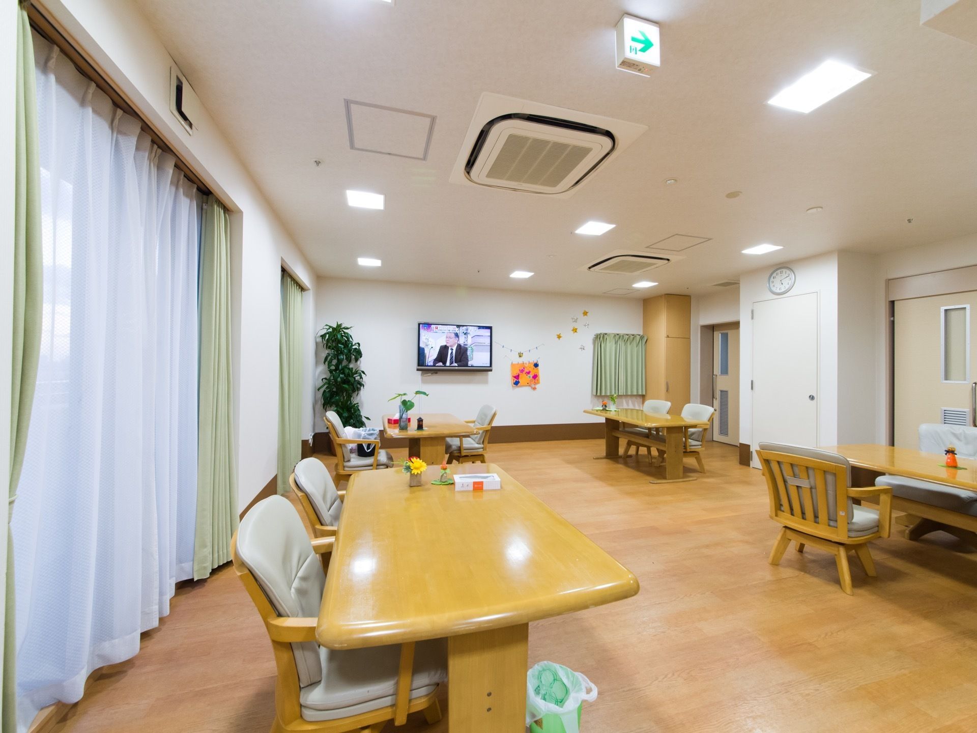 白木のテーブルとゆったりとした椅子が置かれている共有スペースは広々としており、快適に食事や談話が楽しめる。