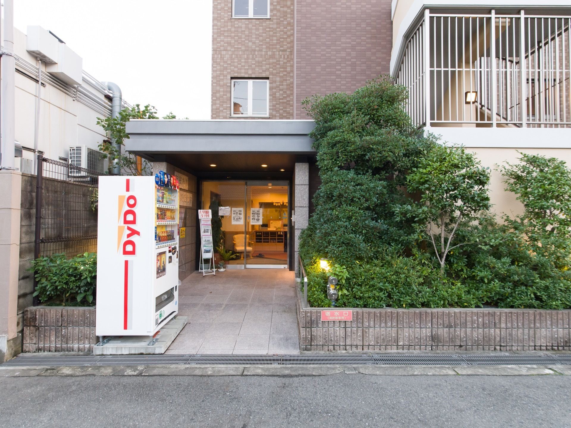 入り口は道路に面したおり、玄関まで段差のないバリアフリーになっている。緑の植え込みでレイアウトされている。