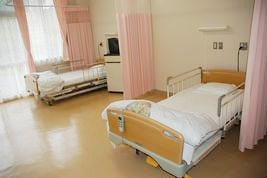 明るい個室の寝室