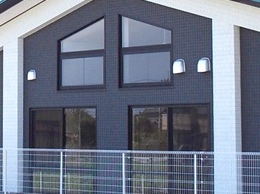 大きな窓のある外観