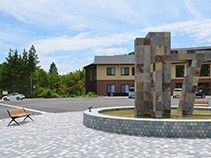 噴水とベンチのある庭