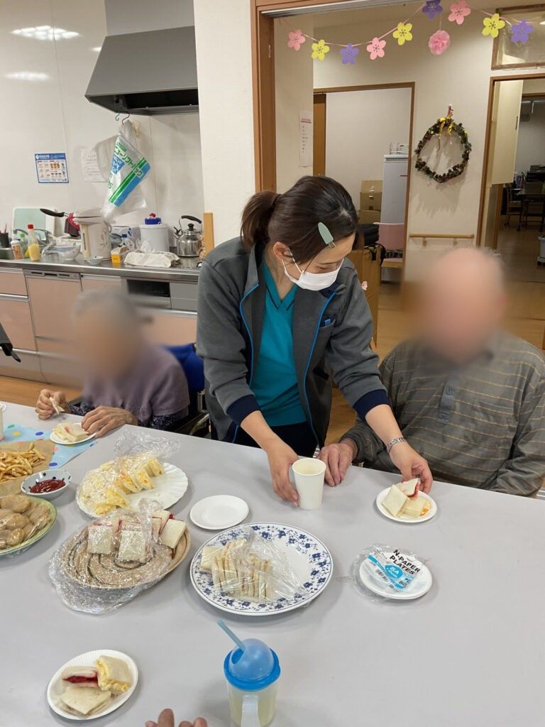 食事を楽しむ様子のテーブル