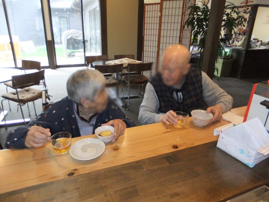 談笑する二人の様子
