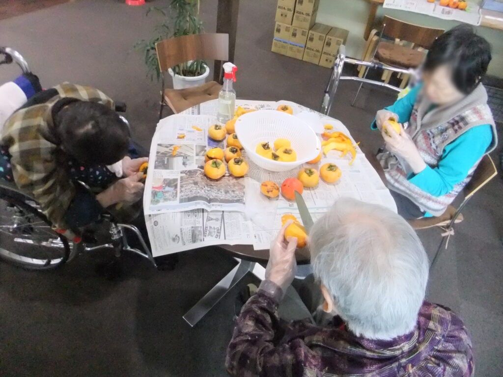柿を剥くテーブル