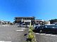 広々とした駐車場のある建物